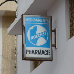 Schild einer Apotheke in Casablanca mit Hoechst-Logo.