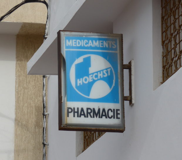 Schild einer Apotheke in Casablanca mit Hoechst-Logo.