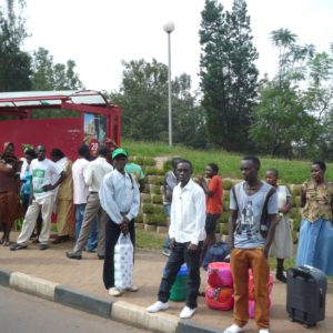 Des Rwandais à Kigali attendant le bus