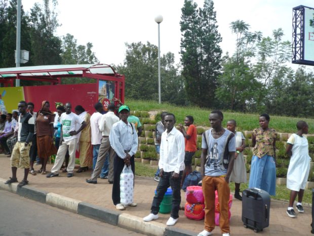 Des Rwandais à Kigali attendant le bus