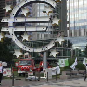 Die europäische Afrika-Politik ist noch eine Baustelle: Euro-Wahrzeichen vor dem ehemaligen EZB-Turm in Frankfurt.