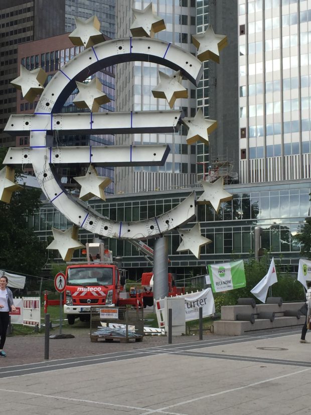 Die europäische Afrika-Politik ist noch eine Baustelle: Euro-Wahrzeichen vor dem ehemaligen EZB-Turm in Frankfurt.