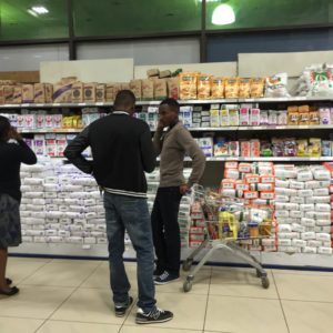 Kunden in einem Supermarkt in Nairobi, Kenia