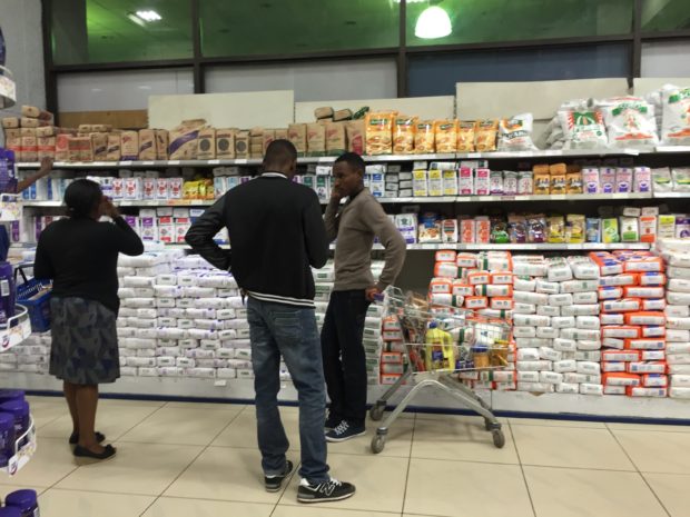 Kunden in einem Supermarkt in Nairobi, Kenia