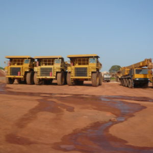 Heavy machines for mining gold in Mali (c) Christian v. Hiller