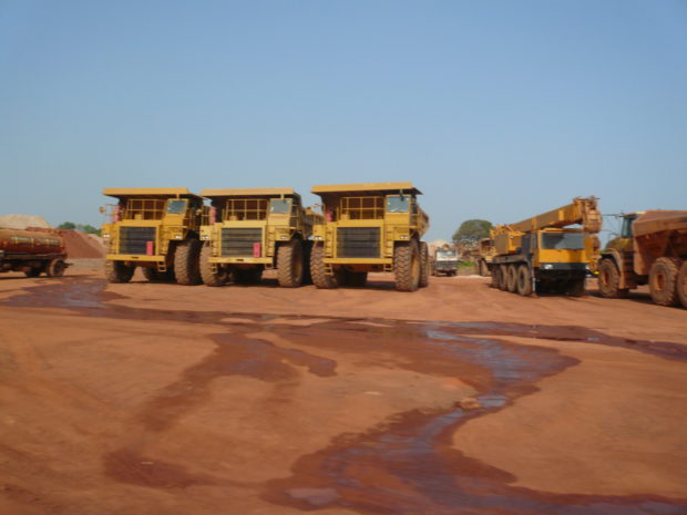 Heavy machines for mining gold in Mali (c) Christian v. Hiller